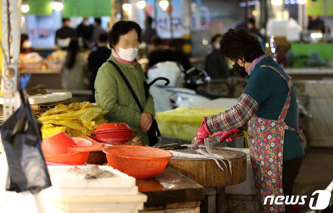 지난해 11월 8일 서울의 한 전통시장 시민이 수산물을 구입하고 있다.  © News1 박지혜 기자