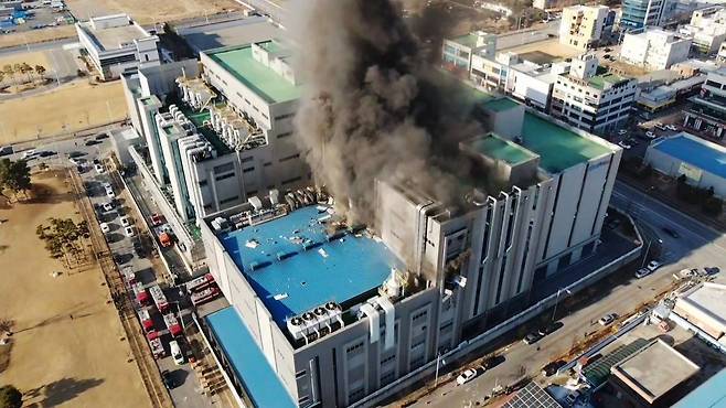 21일 오후 3시쯤 충북 청주시 청원구 오창읍에 있는 2차전지 소재 기업인 에코프로비엠에서 큰불이 났다. 사진은 현장에 도착한 소방대원들이 화재 진압에 나선 모습. / 소방청 제공
