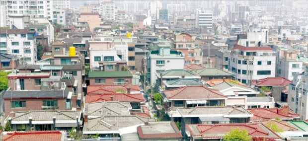 단독주택 재건축이 활발하게 진행되고 있는 서울 서초구 방배동 일대.  한경DB