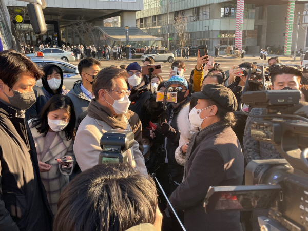 이재명 더불어민주당 대선후보는 21일 오후 서울 마포구 연남동 거리를 찾아 시민들과 소통했다. [변덕호 기자]