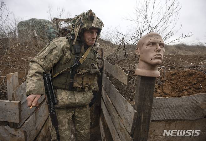 [도네츠크=AP/뉴시스] 9일(현지시간) 한 우크라이나군 병사가 도네츠크 지역 친 러시아 반군과의 경계선 내 참호에서 순찰하고 있다. 2022.01.10.