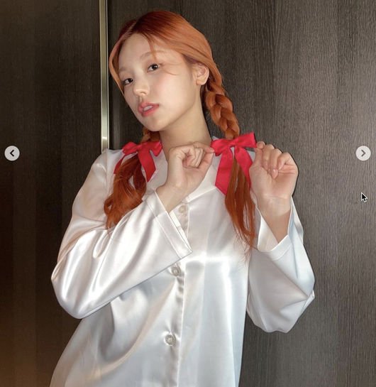 Yezi of the group ITZY boasted an attractive visual.Yezi left a picture on his SNS on the 21st with a message called Ribbon.Yezi showed her girl group cuteness and freshness with ribbons and biceps hair. Yezis charming beauty with colorful expressions attracted many peoples admiration.Yezi missed the awards ceremony due to a back injury during the pre-recording of the stage of 2021 AAA held last year, but he was pleased with many fans by revealing his healthy appearance after the ceremony.ITZY will be held at 5 pm on February 19 at the Yes24 Live Hall in Gwangjin-gu, Seoul, and will be held at the official fan meeting ITZY The First Fan Meeting (ITZY The 1st Fan Meeting ITZY Trust, Lets fly!) is opened.