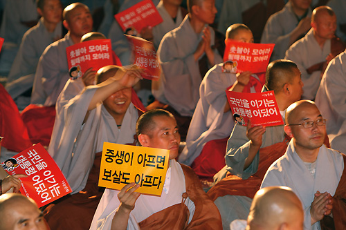 ⓒ시사IN 안희태 2008년 7월 서울광장에서 현 정부의 종교 편향에 항의하는 범불교도대회가 열렸다.