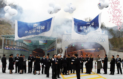ⓒ연합뉴스 2004년 서울시 서초구 소재 우면산터널 기공식에 참석한 당시 이명박 서울시장.