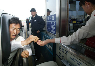 ⓒ뉴시스 2007년 인천 영종도 주민들이 인천국제공항고속도로의 고액 통행료에 항의하는 뜻으로 통행료를 동전으로 납부하는 시위를 벌였다.