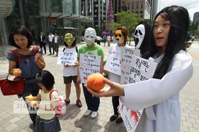 ⓒ시사IN 조남진 지난 7월19일 동물자유연대가 시민들에게 복숭아를 나눠주는 ‘개 식용 반대’ 캠페인을 벌였다.