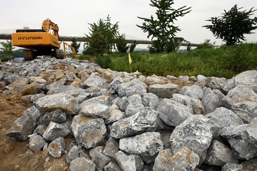 ⓒ시사IN 윤무영 파문이 일자, 시공사는 한강8공구에 투입된 1500톤 가량의 석면 바위를 부랴부랴 회수했다.