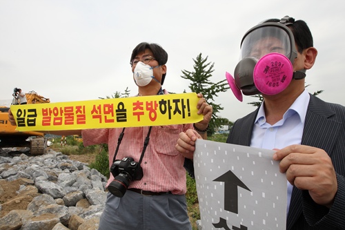 ⓒ시사IN 윤무영 환경단체 회원들이 4대강 사업에 석면이 포함된 석재가 쓰인데 항의하고 있다.