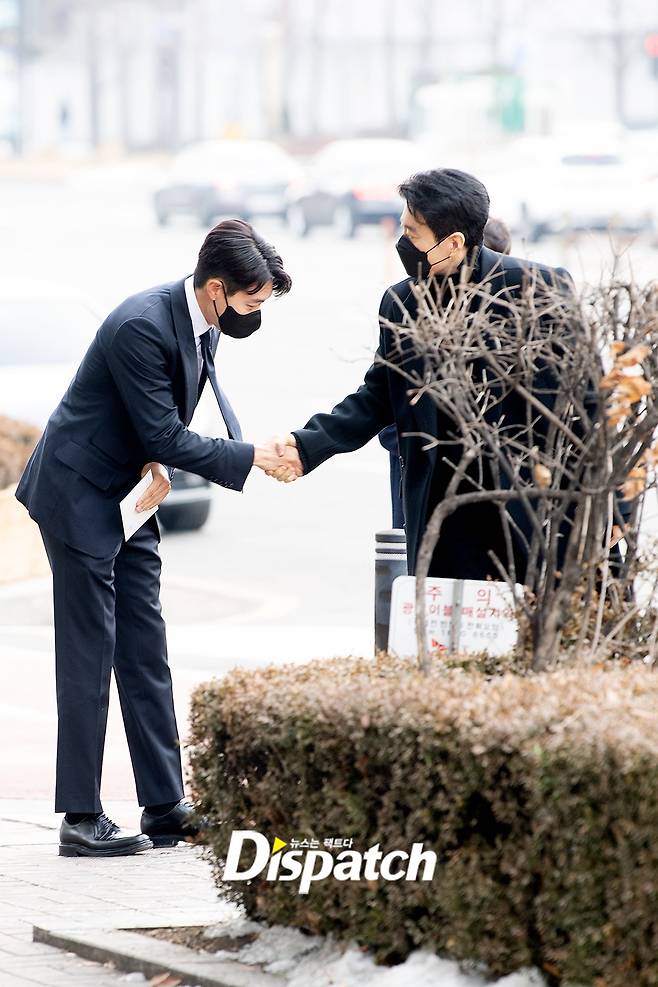 Actors Ryu Jun-yeol and Kim Myung-min attended the wedding ceremony of actor Park Shin-hye and Choi Tae-joon at a church in Gangdong-gu, Seoul on the morning of the 22nd.Ryu Jun-yeol greeted his senior Kim Myung-min at 90 degrees, and Kim Myung-min responded with a smile and a handshake and produced a warm scene.