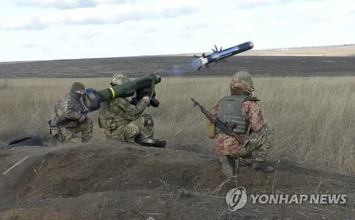 우크라이나 군인들이 미국산 대전차 미사일인 '재블린'을 사용해 군사훈련을 하고 있다. [우크라이나 국방부 제공. 재판매 및 DB 금지]