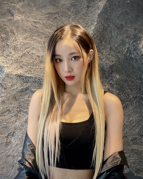 Girl group Nature member Sae Bom (real name Kim Sae-rok and 25) showed off her outstanding beauty.Nature New Spring posted several photos on the 21st instagram, saying RICA RICA.The Saebom of hairstyle, which is partially bleached with blonde hair, naturally hangs down the head and stares at the camera with chic eyes.It is a sophisticated style with a black crop top and a leather jacket. Above all, the beauty of dolls such as the big eyes of the Saebom and the stiff nose steals the attention.Saebom is running a personal SNS with his real name Kim Sae-rok.Meanwhile, Nature, which is a member of the Saebom, is about to make a comeback in a year and a half.