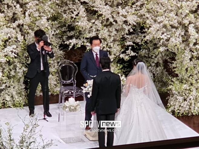 Actor Park Shin-hye and actor Choi Tae-joon rang a happy wedding march in the celebration of best friend Lee Hong-gi.Park Shin-hye and Choi Tae-joon held a marriage ceremony at a place in Seoul on the morning of the 22nd.The two men, who decided to join the future in the church where the two people attended, invited their close family and acquaintances to perform a beautiful marriage ceremony.Especially, it was Lee Hong-gi, the best friend who played the celebration.Lee Hong-gi is a close friend who has been steadily continuing his relationship since appearing with Park Shin-hye on SBS Beautiful Ishiyo in the past.Choi Tae-joon is also a child actor who appeared in Magic Kid Masuri as a child actor when he was a child.Lee Hong-gi especially sang Malayah, an OST of SBSs Heirs, starring Park Shin-hye, as a celebration.When I only see you rang at the ceremony, the bride and groom applauded and enjoyed the audience, and the guests also enjoyed the exciting atmosphere.An entertainment official who visited the ceremony said, It was a marriage ceremony of a good man and a good woman. Everyone was happy and happy.Marriage Entertainment, a subsidiary of two people, and Studio Santa Claus Entertainment, released a romantic wedding photo with two fantastic visuals.In the public wedding picture, Park Shin-hye and Choi Tae-joon are smiling brightly in wedding dresses and tuxedos.The picture of the happy smile of the bride and groom makes even the viewers smile.Park Shin-hye and Choi Tae-joon announced the news of marriage and pregnancy last November.The two surprised fans by announcing the surprise news that a precious life has come in the process of preparing marriage.Park Shin-hye and Choi Tae-joon, who are seniors and juniors at Chung-Ang University, developed into lovers at the end of 2017 and started public devotion in March 2018.Park Shin-hye grew love by keeping her side until Choi Tae-joon, who was admitted as a social worker in 2019, was called off in May last year, and the two scored for marriage after five years of devotion.