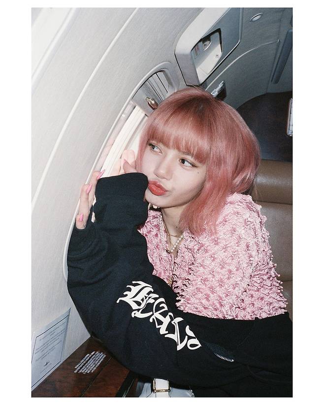 On the afternoon of the 22nd, Lisa posted a picture on her instagram with an article entitled One of the best trips from 2021.Lisa in the public photo is taking pictures with actors Travis Bennett and Diana Silvers.In addition, he looks out of the window in a private plane and plays cute jokes, attracting many fans attention.Meanwhile, Lisa, who made her debut with BLACKPINK in 2016, released her first solo album LALISA last October.Photo: Lisa Instagram