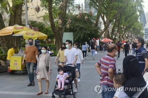 지난달 28일 마스크를 착용하고 시내에 나와 있는 싱가포르 시민들 [AP=연합뉴스 자료사진. 재판매 및 DB 금지]