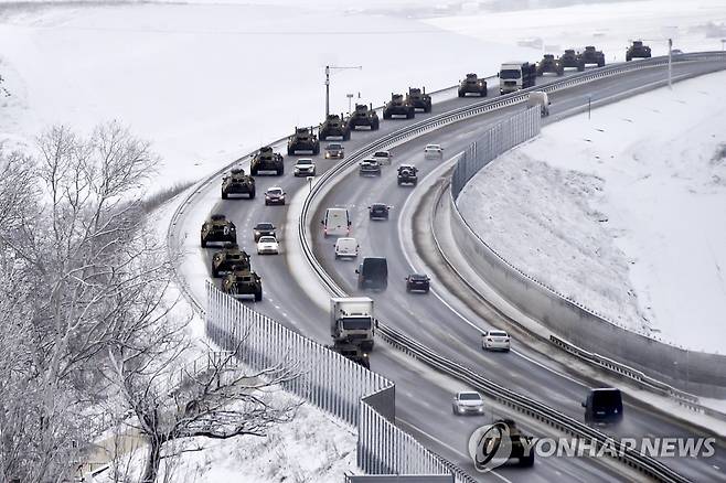 18일(현지시간) 러시아 전차 부대가 고속도로를 이용해 크림 반도로 이동하고 있다.
[AP 연합뉴스 자료사진 제공. 재판매 및 DB 금지]