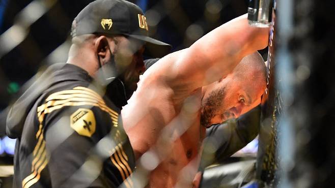 UFC 헤비급 통합타이틀전에서 프란시스 은가누에게 판정패를 당한 뒤 실망감을 감추지 못하는 시릴 가네. 사진=AFPBBNews