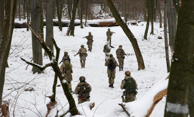 우크라이나군 자원민병대 '우크라이나영토방위대' 구성원들이 22일 수도 키예프의 한 공원에서 훈련하고 있다. 키예프=AP 연합뉴스