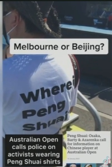 호주오픈 대회장에서 펑솨이의 안부를 묻는 문구가 적힌 상의를 입은 팬 /사진 = 틱톡 동영상 화면 캡처