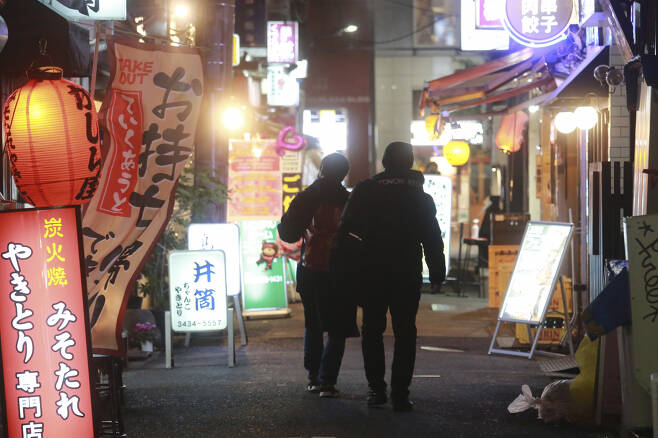 코로나가 폭증한 지난 21일밤 도쿄 술집거리의 한산한 모습 [AP]