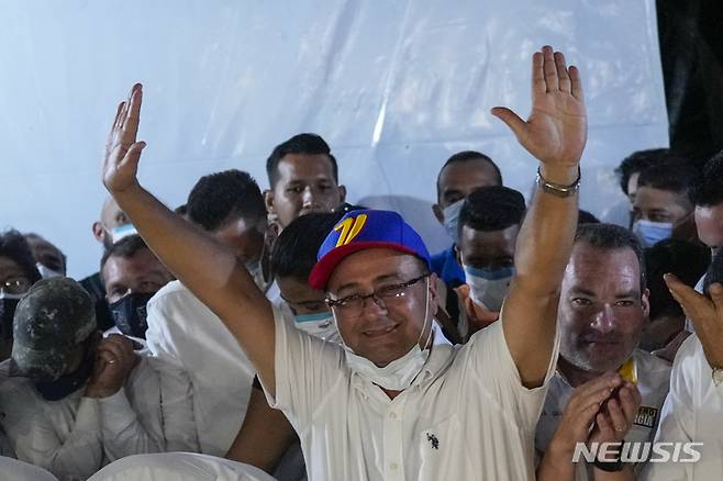 [바리나스(베네수엘라)=AP/뉴시스] 베네수엘라에서 1월9일 재선거를 통해 마두로 정권의 사회당 중심지인 바리나스주의 주지사에 당선된 세르지오 가리도 야당후보가 지지자들을 향해 손을 들어보이고 있다. 그는 정부여당후보인 호르헤 아레아사전 외무장관을 누르고 승리했다.