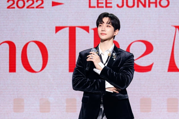 Group 2PM member and actor Lee Joon-ho has concluded a solo fan meeting, Junho the Precious Moments, Inc. (JUNHO THE MOMENT).Lee Joon-ho held an offline solo fan meeting JUNHO THE MOMENT at the Blue Square Master Card Hall in Yongsan-gu, Seoul on the 22nd and 23rd.On the 23rd, the company simultaneously conducted online pay-per-view live broadcasts through Beyond LIVE (Beyond Live) platform.This fan meeting was held in October 2018 for the first time in commemoration of the birthday of January 25, about three years after the first solo fan meeting THE SPECIAL DAY [unforgettable day].Lee Joon-ho glamorously announced the start of the fan meeting with the solo song Nobody Else (Nobody Els) which everyone waited for.The performance with the fascinating tone and adult sexy warmed up the atmosphere of the scene. I was tearful when I watched the eyes of the audience as Jeonju flowed and called for the first verse.I was worried and excited about waiting for this moment, but it is the first time that my feelings are getting up at the same time as I started.I still did my best to show you a wonderful appearance as I have pride and greed for the stage. As the saying, I did not eat well to make meaningful time, and I prepared hard to sleep, various corners such as balance game, unlisted photo opening, 5-character talk, question and answer, and unexpected mission were prepared.This was well-known by Lee Joon-ho, who is trying to communicate more closely with fans.Nielsen Korea, which recorded the highest audience rating of 17.4% nationwide, showed the attention of the MBC drama Red End of Clothes Retail as well as the momentary behind-the-scenes talk, Did you wield it to me or did I wield it to you? I reenacted the famous ambassadors such asEspecially, he showed off the aspect of his nickname Efox (FOX) that he was well aware of fanship and gathered enthusiastic reaction.I wore a cat ear headset that changed shape according to the brain wave condition and shook the intestines with a glamorous charm.Also, when the mission of shooting a bullet in love with various motions was given, I do not really do this.I do not have a talent, he said, waving naturally and shooting a bullet of love, and the audience filled the theater with a tremendous clapper sound.The question, What is the most missing these days?, I was most missed waiting for the fans to meet today, so I was so excited about rice.The solo songs Fire (Fire), CANVAS (Canvas), HYPER (Hyper), Im In Love (Im In Love), Ride Up (Ride Up) stage as well as several surprise events during the fan meeting were held, sharing even more special times.Actor Song Jung-ki appeared as a surprise guest on the 22nd performance and shone Teachin chemistry.Lee Joon-hos surprise birthday party was held on the 23rd, leaving one more memorable memory with fans around the world.Lee Joon-ho said, There is a story that I want to hear when I see the slogan in your slogan Junhos season now.Thanks to all the moments when fans beautifully illuminated Lee Joon-ho, I think that every season was my season every year.I am grateful for the fact that I know that I am going to do my part in the future.Lets make good memories with those moments. Im using the word popularity is the season as an activity motto, he said at a talk show more than a decade ago.Lee Joon-ho, who has built up his own path by steadily building his own self-management and sincerity with weapons, will continue to make every moment a season of Lee Joon-ho and hope to be a great pride for his fans.