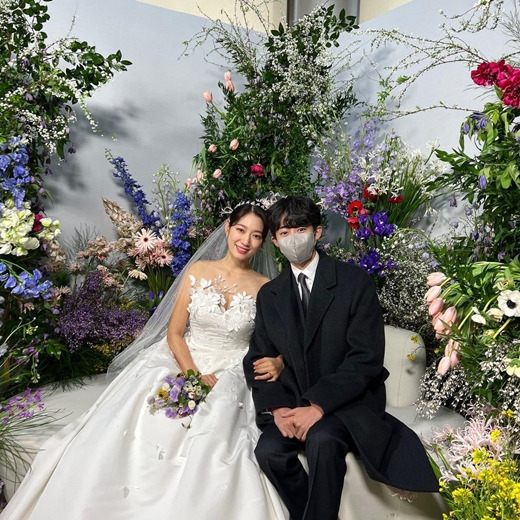 Actor Park Ji Bin, 27, celebrated the marriage of Park Shin-hye, 32.Park Ji Bin posted a photo on his instagram on Monday with an article entitled Beautiful: Im so happy and happy to marry.The photo shows Park Ji Bin in the bride waiting room. Park Shin-hye shows off her beautiful beauty with a pure white Wedding Dress and a bright smile.Park Ji Bin also boasted a dandy charm in a suit, with the affectionate pose of the two men, who folded their arms, drawing attention.Park Shin-hye married Actor Choi Tae-joon, 32, in a private ceremony in Seoul on the 22nd, in the blessing of both family members and acquaintances.The pair dated in 2017 and have signed a couples kite in four years.