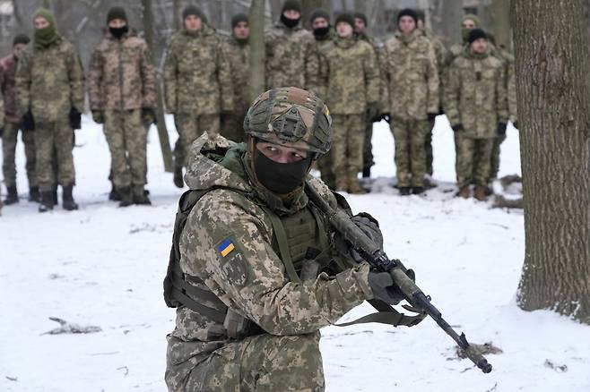우크라이나 민병대인 영토방위군 소속 한 군인이 22일(현지시간) 수도 키예프에 있는 한 공원에서 훈련하고 있다. 이날 수십명의 민간인이 러시아의 침공에 대비해 무장을 한 채 군 훈련에 참여했다. [AP]