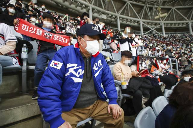 윤석열 국민의힘 대선 후보가 지난 14일 서울 구로구 고척스카이돔에서 열린 한국시리즈 1차전 두산 베어스와 kt wiz의 경기를 관람하고 있다. /연합뉴스
