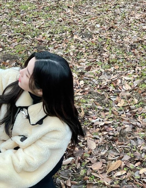 Kwon Eun-bi, a member of the group IZWON, has created a unique charm.On the afternoon of the 24th, Kwon Eun-bi posted several photos on his instagram without any phrase.In the photo, Kwon Eun-bi took pictures outdoors, wearing a thick jacket and a black slacks with slender legs, showing off her slender figure.Above all, her transparent white skin made her lovely visuals shine even more.Meanwhile, Kwon Eun-bi is communicating with fans through the official YouTube channel after the debut song Door activity.