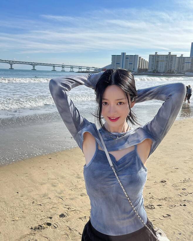 On Monday afternoon, Lee Yu-bi posted a photo on her Instagram with a unicorn emoticon.Lee Yu-bi in the public photo looks like she is tied up with her head staring at the camera on the beach.Many people have noticed his appearance as a sexy costume wrapped around his arms and arms in sleeveless in the middle of winter.Meanwhile, Lee Yu-bi, who made his debut as Actor in 2011, is famous for the daughter of Kyeon Mi-ri and is also known as Actor Lee Da-ins sister.In the TVN drama Yumis Cells, he played the role of Yirubi.Photo: Lee Yu-bi Instagram