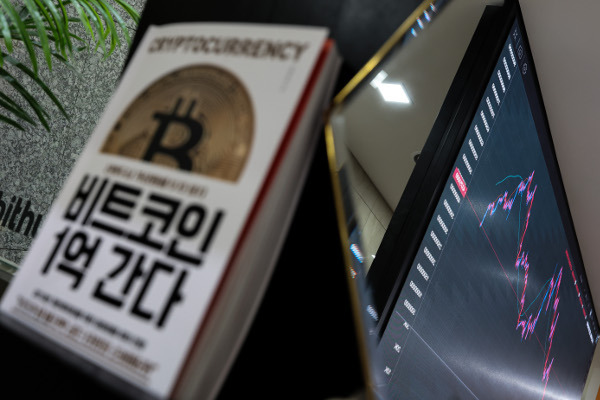 주식시장과 함께 암호화폐시장도 하락세를 면치 못하고 있다. 24일 비트코인은 지난해 11월 사상 최고치 대비 50% 가까이 하락한 4200만원대를 기록 중이다. 사진은 이날 서울 빗썸 강남센터에 놓인 비트코인 관련 서적. 연합뉴스