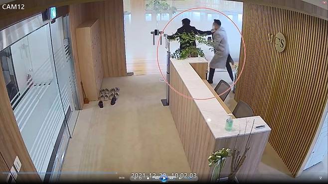 임석 전 솔로몬저축은행 회장(왼쪽)이 A 씨의 멱살을 잡고 있는 모습 / 사진=연합뉴스