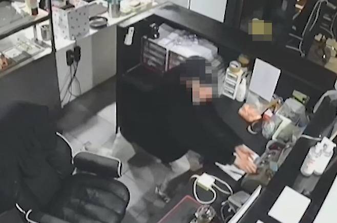 20대 절도 혐의 남성이 현금을 훔치기 위해 PC방 카운터에 다가가는 모습 / 사진= 대전경찰청 제공