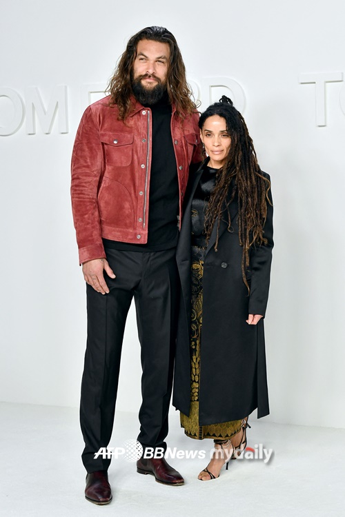 The reason for their divorce was revealed in a gown that ended their marriage with Lisa Bonnet, 54, who Aquaman Jason MOMOa, 42, said she had loved her since she was eight years old.Entertainment Tonight and US Weekly quoted sources as saying on the 23rd (local time) that they had separated due to the same personality difference that they were attracted to each other when they first started dating in 2005.Jason and Lisa are so different - he likes to be pleasant, loud and the focus of attention, while Lisa is always calm and calm, the source said.They wanted to live a different life, and the energy really started to cause friction, he said.Jason wanted to travel and venture a lot more, while Lisa wanted to read, write, and cook at home, he explained.Jason MOMOas frequent vacancies with film shooting is also the reason for the breakup.When Jason was away to shoot Aquaman 2, their differences and issues were heightened, the source said. It certainly put extra stress on the relationship.They still love and respect each other. Jason MOMOa has been living with Lisa Bennett, a 12-year-old man since 2007, and married secretly in 2017, and now has one male and one female.Jason MOMOA has said he loved Lisa Bonnet since she was eight years old.We all feel this transformational era shift, Jason MOMOa said on Instagram on Wednesday, and the revolution is unfolding and our family is no exception.Were breaking up in marriage and were giving you family news, the divorce said.We share this not because we think this is news, but because we live our lives and we are dignified and honest.Our constant commitment to this sacred life is our children, teaching our children what is possible, and living a life of prayer, he concluded.