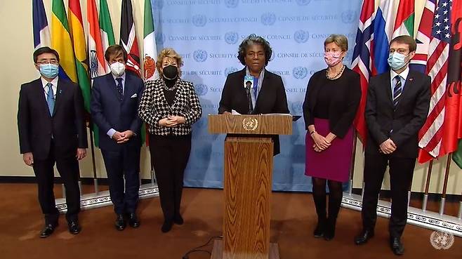 [워싱턴=뉴시스]린다 토머스-그린필드 유엔 주재 미국 대사(가운데)가 10일(현지시간) 유엔 본부에서 기자회견을 하고 있다. (사진=토머스-그린필드 대사 트위터) 2022.01.10. *재판매 및 DB 금지