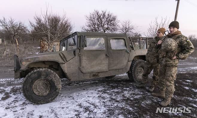 [도네츠크=AP/뉴시스] 지난 20일(현지시간) 우크라 군인이 우크라이나 동부 도네츠크 지역의 친러 분리주의 반군과의 분리선에서 경계 태세를 취하고 있다. 2022.01.25.