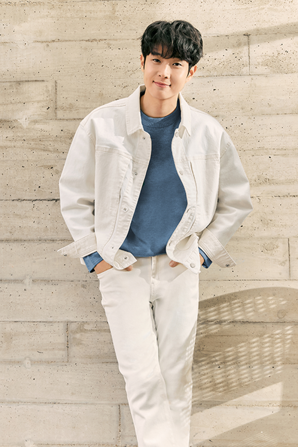 The spring pictorial featuring the various charms of Actor Choi Woo-shik was released.In the released picture, Choi Woo-shik showed a trendy casual look with a unique lovely smile as if he reproduced the Character Choi Woong style in the Drama That Year.I was able to fully demonstrate the style icon by completely digesting from comfortable casual wear based on nature to business wear with the motto of the rusty life enjoying the convenience of the city.In another picture, Choi Woo-shik enjoyed a sensual mix match with a trench coat and a squeaky set-up of semi-overfit, and showed a unique fashion sense with a color inner point on a truffle jacket that can be worn from spring to spring.