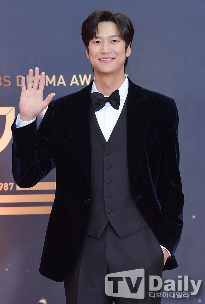 Actor Na In-woo will once again be a relief pitcher for KBS, completing the six-man system by filling the vacancy of 2 Days & 1 Night following the drama The River to the Moon.On the 25th, KBS2 entertainment program 2 Days & 1 Night Season 4 (hereinafter referred to as 2 Days & 1 Night) said, Na In-woo will confirm the fixed appearance and will take the future journey together.In addition, the PD said, Na In-woo joins 1 night and 2 days and is especially excited about the new chemistry to be created with existing members.With the joining of the new youngest member, the existing members will change their positions and various fun will be created in the process of establishing new relationships.Na In-woo, from the big brother Yeon Jung-hoon to Ravi, please watch what kind of breathing you will show with existing members. Previously, 2 Days & 1 Night suffered from a flood last year due to former member Jin Xuan.The revelations of Jin Xuans ex-girlfriend have sparked a controversy over privacy, which eventually got off the program.Since then, 2 Days & 1 Night has been led by Yeon Jung-hoon Moon Se-yoon Kim Jong-min DinDin Ravi 5-member system.With the joining of Na In-woo, we have set up a new six-person system.Coincidentally, Na In-woo helped KBS program, which was in crisis a year ago.The KBS2 drama The Moon Rising River, which was drifting due to the controversy over the main actor index, was joined late, and the entire drama, which was mostly filmed by pre-shooting, had to be re-shot in an urgent schedule.Na In-woo was awarded the Rookie of the Year award at the 2021 KBS2 Acting Grand Prize through this Moon Rising River, and was recognized for his acting skills.As the news of the joining of 2 Days & 1 Night, which will be a stepping stone to enhance popularity and awareness, Na In-woo is expected to revitalize 2 Days & 1 Night.