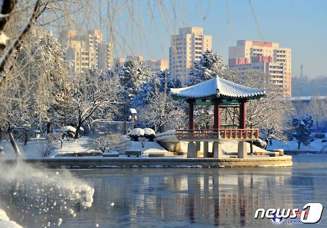 북한의 관광사업을 소개하는 '조선관광'이 공개한 평양의 설경.('조선관광' 갈무리)© 뉴스1