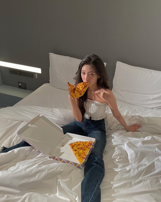 An elite from the girl group Lovelyz showed off her extraordinary beauty.On the 26th, Jung Ye-in posted a picture on his instagram with the article Plus pizza Plus weight.In the photo, there is a picture of an elite person who is taking a picture with a pizza in his mouth.On the other hand, Jung In-woon announced his first digital single, Plus n Minus on the 25th.