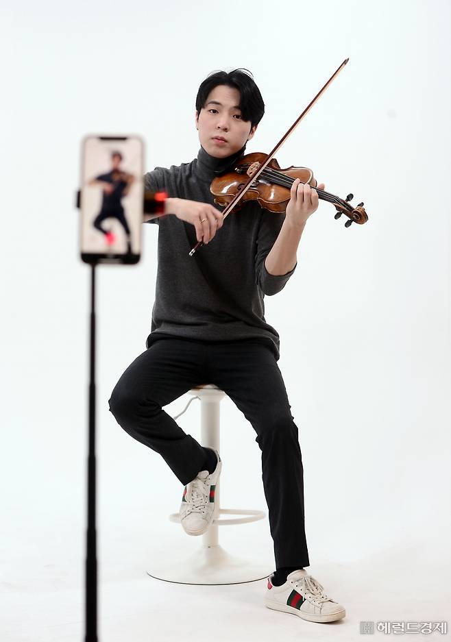 서울 강남구 틱톡 스튜디오에서 바이올리니스트겸 크리에이터인 준커리안이 본지와 인터뷰를 하고 있다. 이상섭 기자