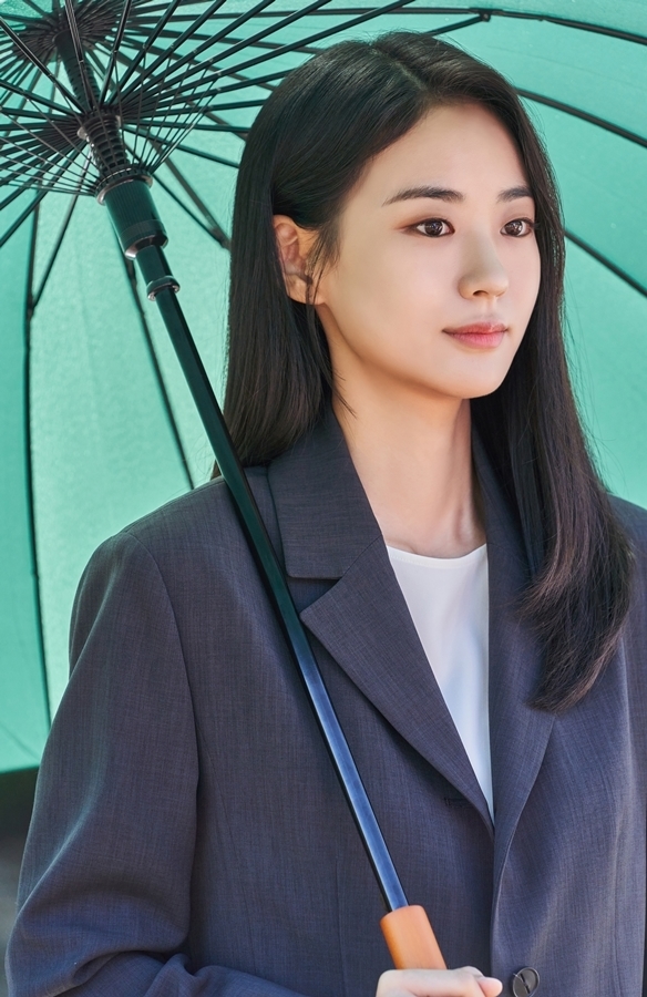 The perfect assumption Soo Ae had tried so hard to keep was on the verge of collapse.In the JTBC drama City of the Duke (playplay by Son Se-dong/director Jeon Chang-geun/produced High Story D & C, JTBC Studio), Yoon Jae-hee (Soo Ae) is the flower of her husband Jung Joon-hyuk (Kim Kang-woo), her son, and Lee Seol (Lee E-Dam), who was revealed as the birth mother of her son. The moment of looking at the cheerful figure is caught and it is causing a breathtaking tension.In the first photo, a friendly smile is called by the rich (son), Jung Jun-hyuk and Jung Hyun-woo (seo Woo-jin), who meet the untimely rain and avoid the rain at the playground.Then, between them, Kim Seol appears with an umbrella and completes the ideal family form.In addition, Kim Lee Seol has a bright smile that has never been seen before, and he is creating a landscape that he would not have doubted if he saw a stranger.Then, many emotions are read in the eyes of Yoon Jae-hee looking at the scene.The face of Yoon Jae-hee, who seems to be angry at the deception of Lee Seol, seems to provoke himself, but for a moment he sees loneliness and sadness, adds to his sadness.In particular, Yoon Jae-hee was betrayed by the fact that Kim Lee Seol, who believed in him, had committed a fraud with Jung Jun-hyuk in the past.In addition, the shocking truth that Yoon Jae-hee was the birth mother of his son Jung Hyun-woo, who secretly adopted to protect his position, was Kim Lee Seol.Above all, Kim Seols arsenic facing the eyes of the empty Yoon Jae-hee reveals the reversal of the charter.In the meantime, Yoon Jae-hee has enjoyed the superiority of asking for a divorce with Jung Jun-hyuk, ignoring the Lee Seol, which she wanted to find her life, and then constricting it like a punishment by my side.The expression of Lee Seol, as if to see the result of such a choice of Yoon Jae-hee, represents this.In addition, Seo Han-sook (Kim Mi-sook), who was willing to make sure that Yoon Jae-hee had to adopt the child of Jung Jun-hyuk, born by Kim Lee Seol, made everyone feel sick.In the end, Yoon Jae-hee realized that no matter how hard I tried, I could not escape the feet of Seo Han-sook.Yoon Jae-hee was taken over by Lee Seol and stood at a standoff with Seo Han-sook.It is noteworthy how far Yoon Jae-hee will go to fulfill his plan to keep his family, which was not flawed externally, and to put Jung Jun-hyuk in the presidency.