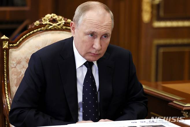 [모스크바(러시아)=AP/뉴시스] 블라디미르 푸틴 러시아 대통령이 지난 18일 크렘린궁에서 회의에 참석한 모습. 2022.01.26.