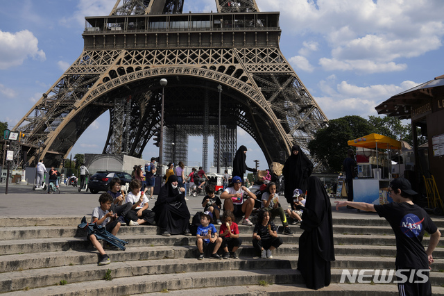 [파리=AP/뉴시스]9일(현지시간) 프랑스 파리의 에펠탑 앞에 관광객들이 모여 있다. 2021.06.10.