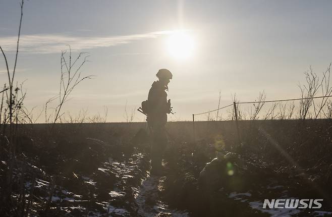 [마리우폴=AP/뉴시스] 20일(현지시간) 우크라이나 도네츠크주 마리우폴에서 우크라이나군 병사가 친 러시아 반군과의 대치 지역에서 순찰하고 있다. 2022.01.21.