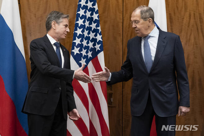 [제네바=AP/뉴시스]21일(현지시간) 제네바에서 토니 블링컨 미국 국무장관(왼쪽)과 세르게이 라브로프 러시아 외무장관이 회담했다. 2022.1.21.