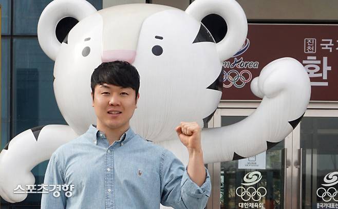 원윤종이 평창 동계올림픽 마스코트 수호랑 앞에서 주먹을 쥐며 포즈를 취하고 있다. 자료 사진