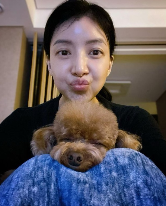 Yoon Se-ah said on his 25th day instagram, A decent day after the booster shot inoculation! Mommy is good Savoie! wake up baby.I already posted a picture with the article Coconan My Pogriya.The photo shows the figure of Yoon Se-ah holding a dog in his arms, and the figure of Yoon Se-ah with a sharp face and a dog sleeping comfortably in the world gives a smile.On the other hand, Yoon Se-ah is currently appearing as a pi Seung-hee in JTBC weekend drama Snow Strengthening.Photo: Yoon Se-ah Instagram