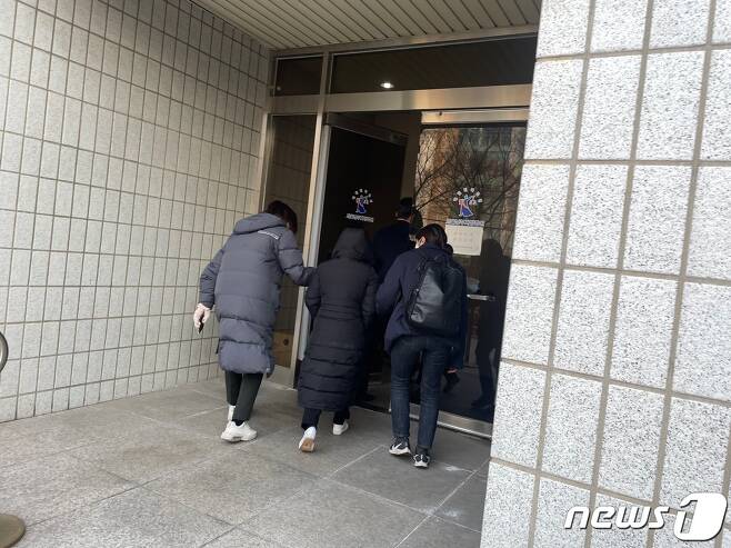 원모씨가 구속 전 피의자심문(영장실질심사)을 받기 위해 서울남부지법에 출석하는 모습. © 뉴스1