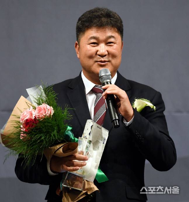 영동대 김철기 감독이 스포츠서울 제정 ‘2019 올해의 상’ 시상식에서 올해의 아마추어상을 수상한 후 소감을 밝히고 있다. 2019. 12. 5.